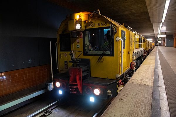 Neuer Schliff für die U-Bahn-Schienen – Spenozug auf U1, U2 und U3 unterwegs. Neuer Schliff für die U-Bahn-Schienen – Spenozug auf U1, U2 und U3 unterwegs.
