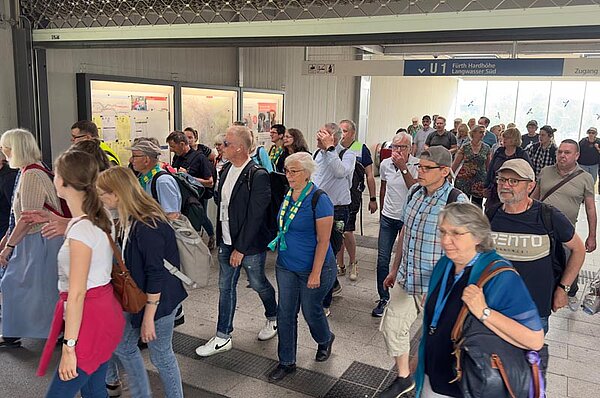 Menschen laufen zur U-Bahn