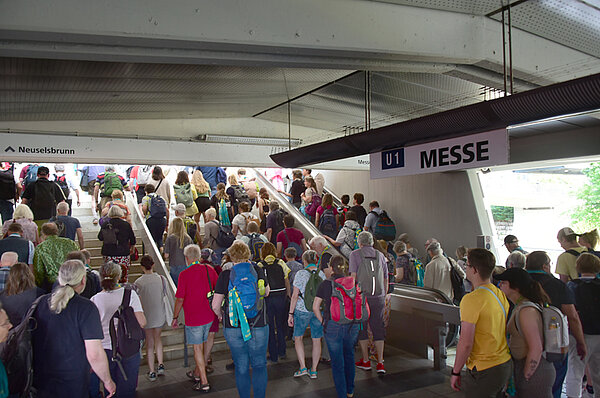 Menschen verlassen die U-Bahn-Station