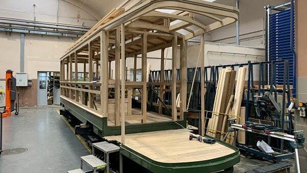Untergestell und Holzaufbau des neuen Zeppelinwagens in Krakau