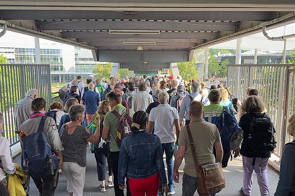Menschen laufen zum U-Bahnhof