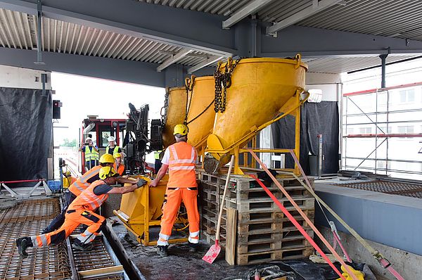 Betonieren des Bahnsteigs am 13. Juli 2021