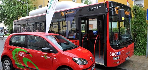 Auto neben Bus