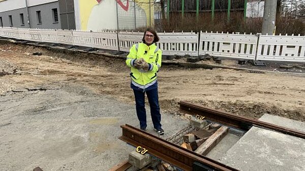 Petra Reimann auf einer Straßenbahn-Baustelle