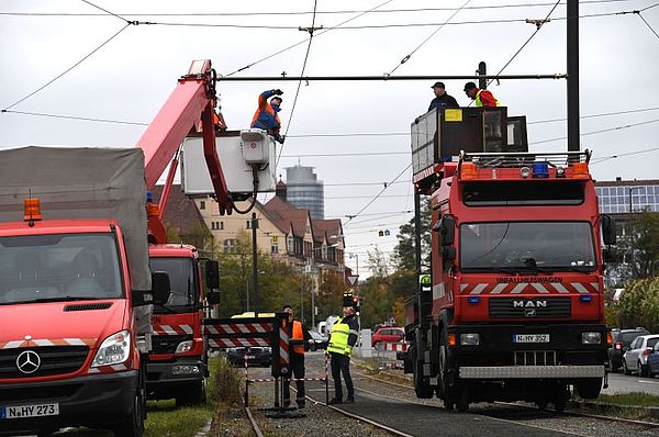 Altersbedingte Erneuerung der Oberleitung in der Scharrer- und Hainstraße. Altersbedingte Erneuerung der Oberleitung in der Scharrer- und Hainstraße.