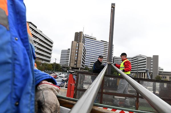 Altersbedingte Erneuerung der Oberleitung in der Scharrer- und Hainstraße. Altersbedingte Erneuerung der Oberleitung in der Scharrer- und Hainstraße.