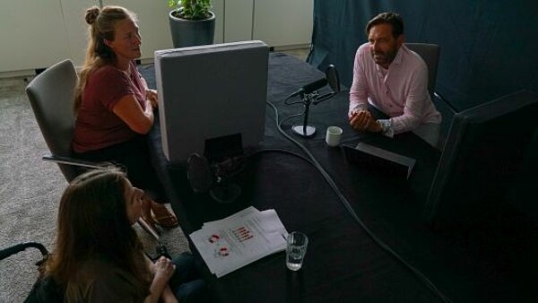 Susanne Weghorn, Yvonne Rehbach und Stefan Meixner an einem Tisch im Busfunk-Studio