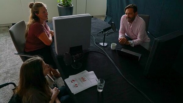 Susanne Weghorn, Yvonne Rehbach und Stefan Meixner an einem Tisch im Busfunk-Studio