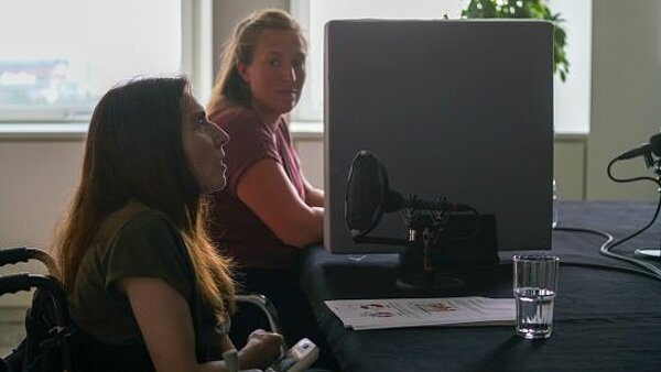 Susanne Weghorn und Yvonne Rehbach nebeneinander im Busfunk-Studi