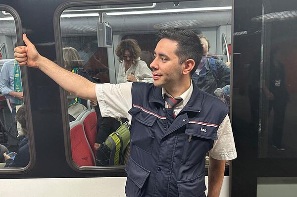 VAG-Mitarbeiter gibt Signal zur Abfahrt der U-Bahn