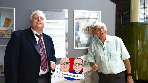 Thomas Kübler und Kurt Gottschalk stehen in der Ausstellung zum Thema Fahrkarten im Historischen Straßenbahndepot St. Peter