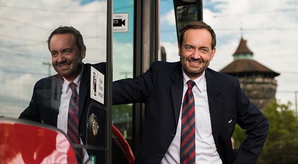 Stefan Meixner an der vorderen Tür eines VAG-Busses - Foto: Christian Lisch