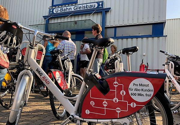 Mobile Bürgerversammlung Fahrrad vor Gebäude des U-Bahn-Gleisbaus.
