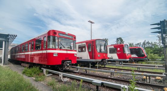 Fahrzeuge verschiedener U-Bahn-Generationen nebeneinander