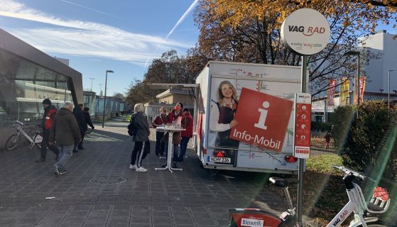 Das VAG Info-Mobil steht an einem U-Bahnhof; im Vordergrund ein VAG_Rad.