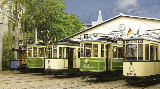 Oldtimer-Straßenbahnen aufgereiht vor dem Depot St. Peter