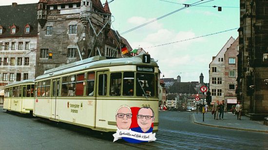 Eine Straßenbahn mit der Liniennummer 1 durchquert die Altstadt bei der Lorenzkirche