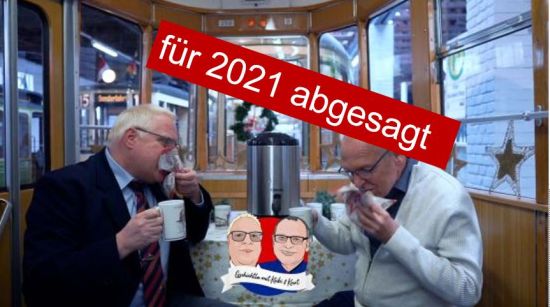 Kübi & Kurt in einem Oldtimer-Straßenbahnzug mit Glühwein und Lebkuchen in der Hand