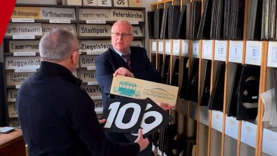 Kurt und Kübi im Schilderraum des Depots St. Peter