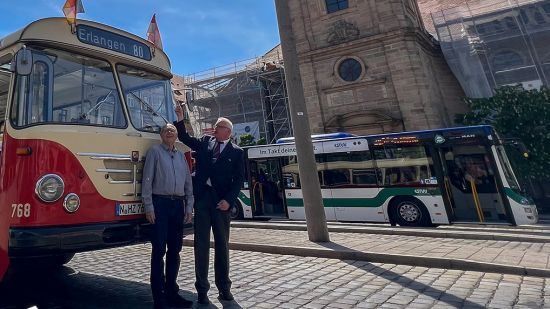 Kurt & Kübi mit einem Oldtimerbus am Hugenottenplatz in Erlangen