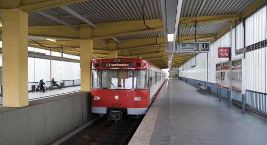 Der U-Bahnhof Muggenhof vor der Erneuerung U-Bahn-Zug des Typs DT1 im U-Bahnhof Muggenhof