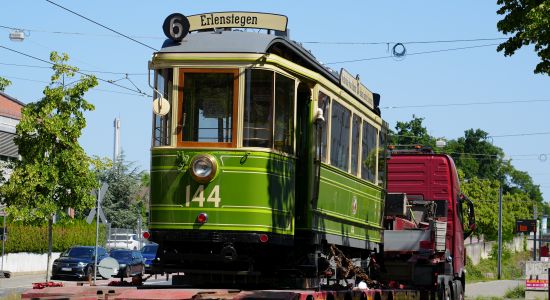 Historische Straßenbahn (Zeppelinwagen) auf einem Tieflader