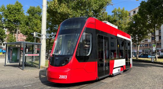 Straßenbahn des Typ Avenio am Plärrer