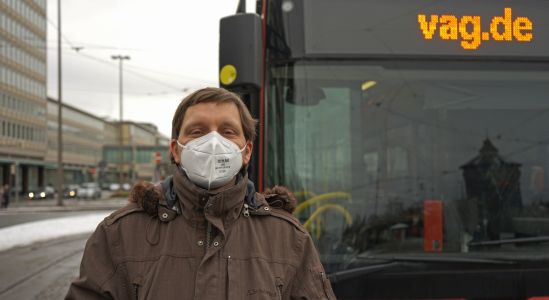 Im U-Bahnhof Plärrer: Fahrgast mit FFP2-Maske vor einem Bus auf der Straßenbahninsel am Plärrer