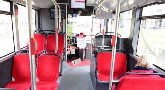 Maßnahmen im Rahmen der Corona-Krise im Bus mit abgesperrtem Fahrteil