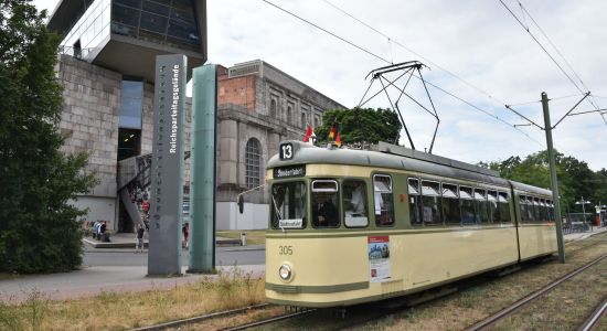 Linie 13 vorm Doku-Zentrum