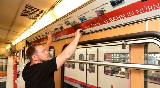 Ein U-Bahn-Zug DT1 erhält im Inneren eine Beklebung zu Nürnbergs U-Bahn-Geschichte