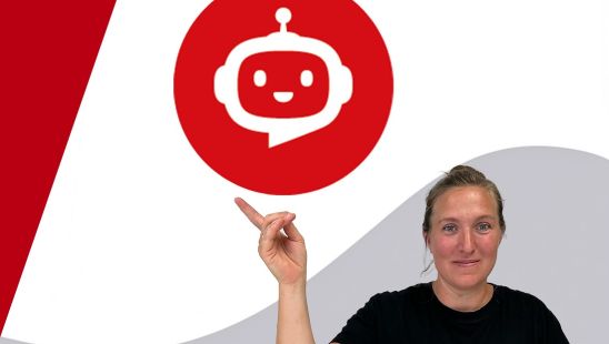 Yvonne zeigt mit einem Finger auf den neuen VAG-Chatbot