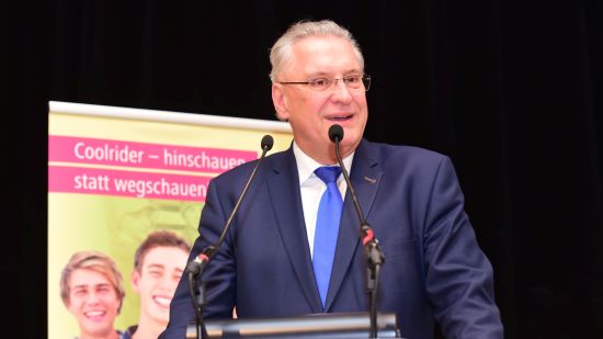 Joachim Herrmann spricht zu den Coolridern