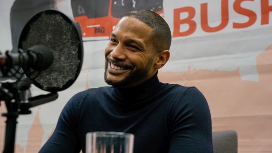 Larry Small vor dem Busfunk-Mikrofon