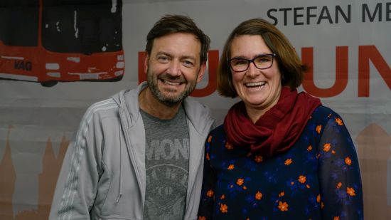 Stefan Meixner und Petra Reißmann vor dem Busfunk-Banner