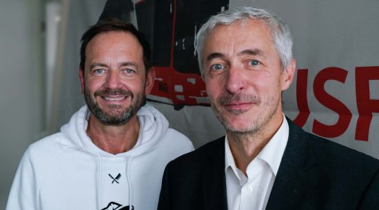 Stefan Meixner und Konrad Schmidt vor einem Busfunk-Plakat