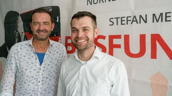 Stefan Meixner und Tobias Schneider vorm Busfunk-Banner