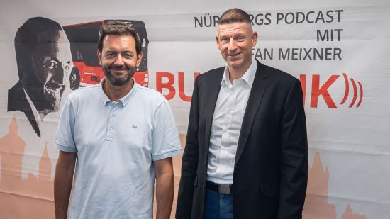 Stefan Meixner und Tim Dahlmann-Resing vor dem Busfunk-Banner