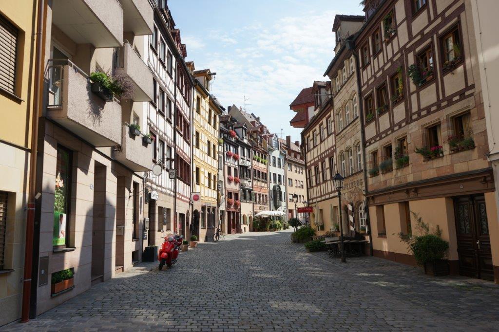 Die Weißgerbergasse in Nürnberg, mit Fachwerkhäusern links und rechts.